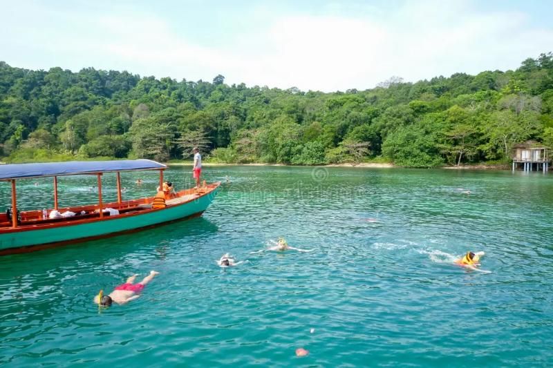 les gens font du snorkeling autour de l’île de koh ta kiev. Source : dreamstime.com