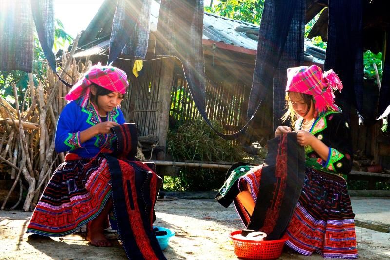 les hmong de lai châu savent broder et confectionner des vêtements depuis très longtemps