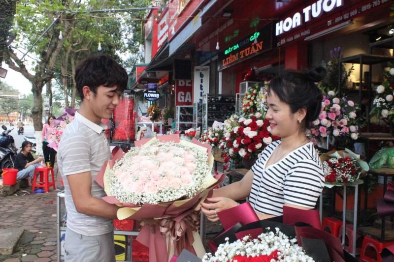 les hommes achetent des fleurs pour son amour