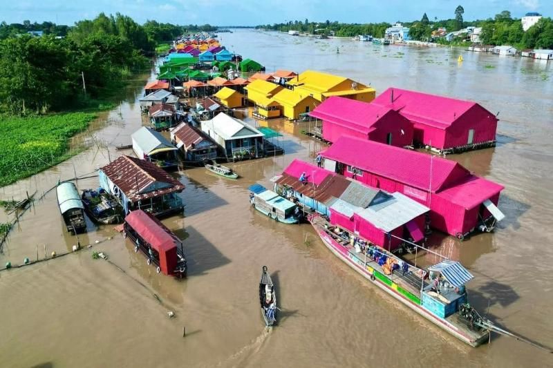 les radeaux piscicoles en couleurs à Chau Doc (source : Nguoi mien tay)