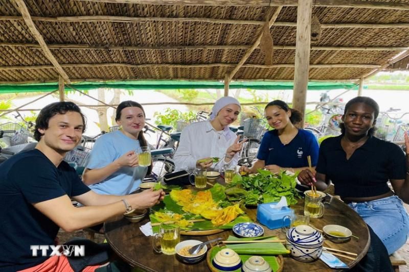 les visiteurs internationaux savourent des spécialités culinaires locales
