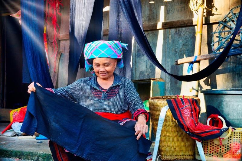 madame ma thị dủ (lai châu), est réputée pour son talent dans le tissage et la teinture à l’indigo