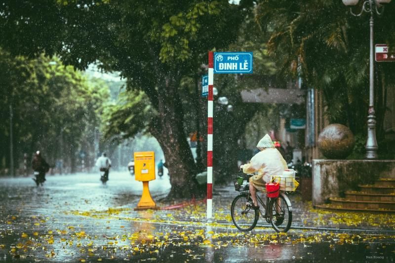 người dân tránh mưa-thuthuatnhanh.com
