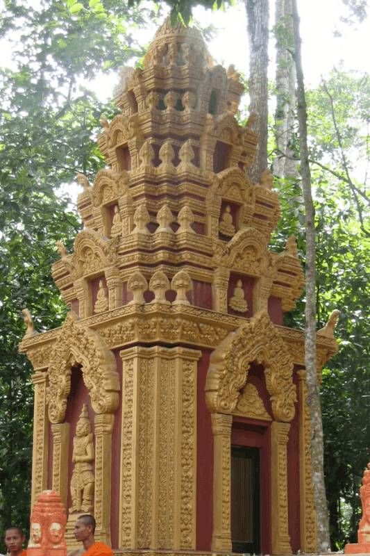 Stupa khmer doré dans l'enceinte du temple Theravāda Samrông Ek, dans le sud du Vietnam.