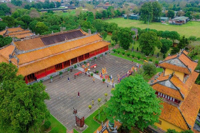 thế tổ miếu (tòa nhà bên phải là hiển lâm các)-codohue.vn