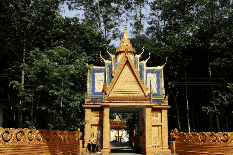Portail tripartite orné de têtes de naga au temple khmer Samrông Ek, symbole du bouddhisme vietnam Theravãda.