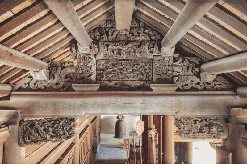 sculpture sur bois finement travaillée d’un temple Mahãyãna