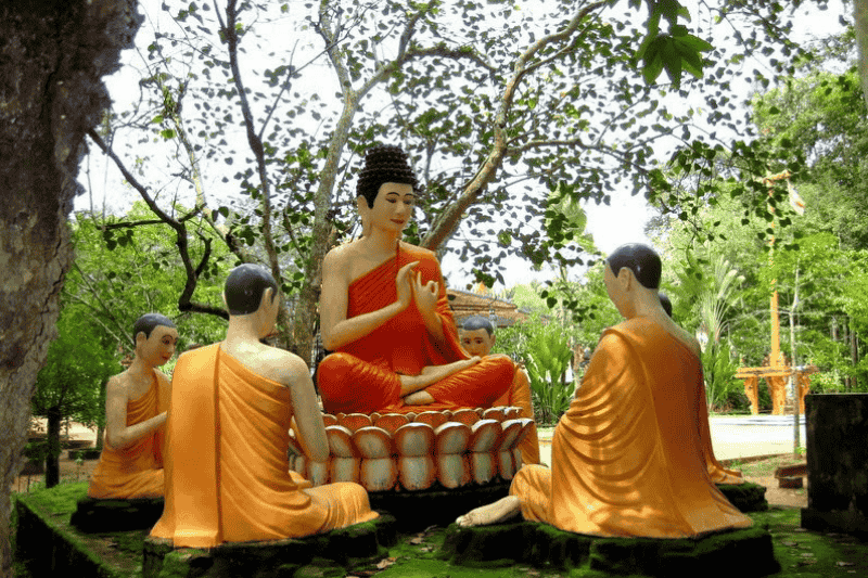 Statue du Bouddha Śākyamuni en posture d’enseignement, entouré de ses disciples dans le temple Samrông Ek.
