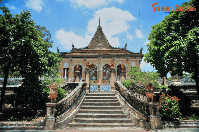 Façade du sanctuaire principal de la pagode Ông Mẹt, temple khmer Theravãda du sud du Vietnam.