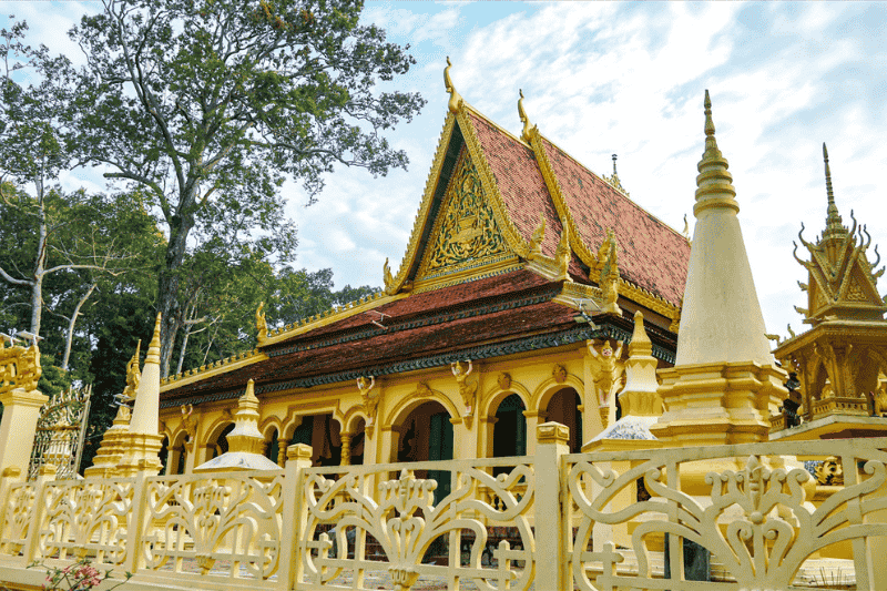 Vue de la pagode Âng, centre spirituel Theravãda du bouddhisme vietnam, transmettant les valeurs culturelles khmères de génération en génération.