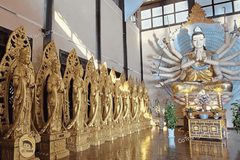 statue de la bodhisattva aux mille bras et mille yeux