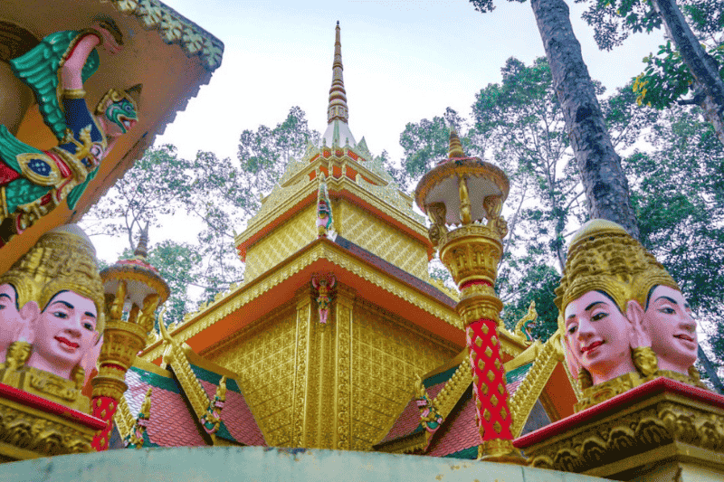 Façade dorée de la pagode Âng, illustrant la pureté lumineuse et la sagesse du bouddhisme vietnam Theravãda dans le delta du Mékong.