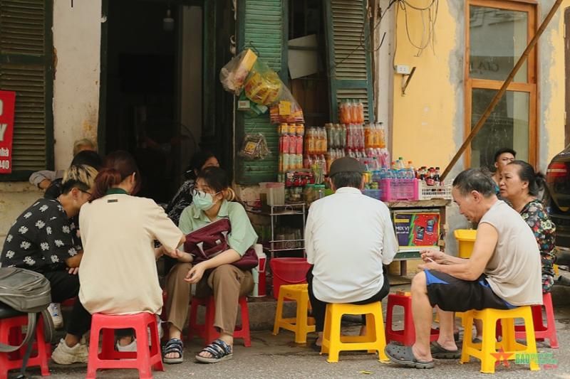 Trà đá vỉa hè ở Hà Nội - nguồn: xaydungso.net
