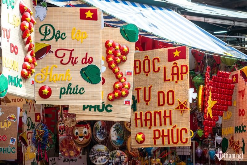 👉 les rues du quartier hàng mã à hanoï s’animent avec des boutiques proposant drapeaux rouge et jaune, banderoles, chemises, chapeaux et autres décorations pour la fête nationale.
