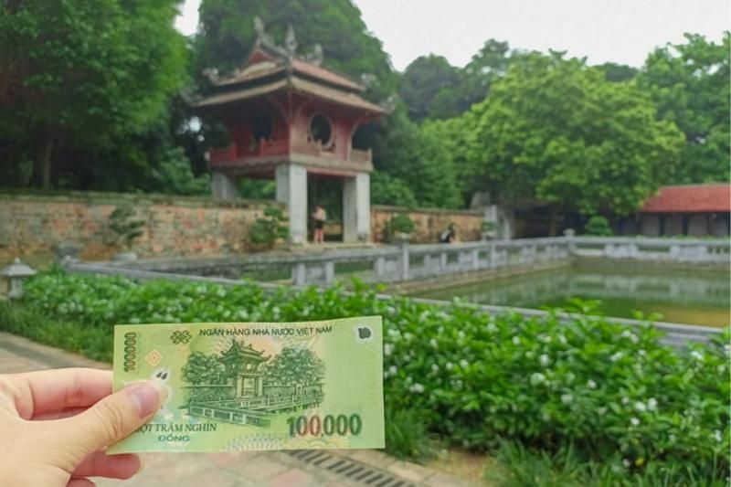 100.000 vnd avec le symbole de Khue Van Cac (source : ENVATO)
