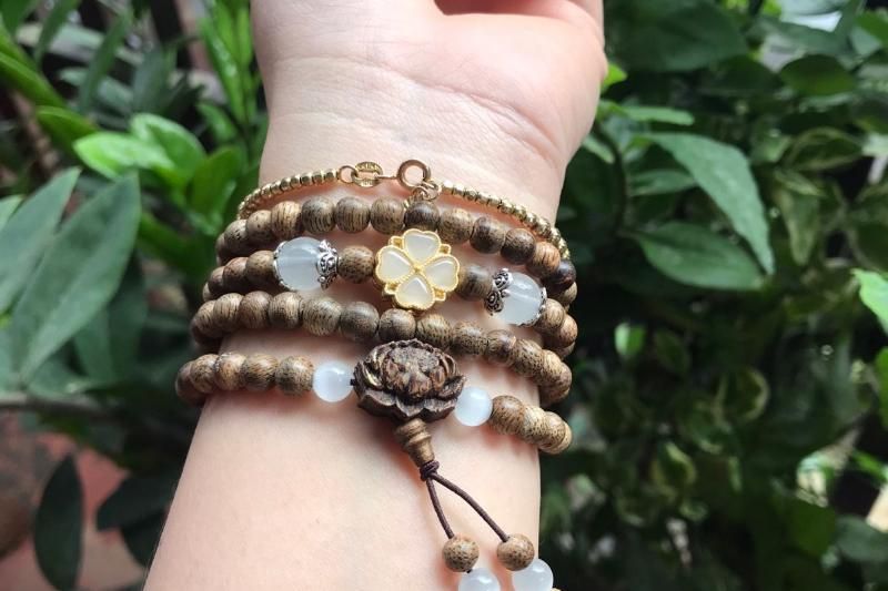 bracelet en bois d’agar avec des créations plus raffinées