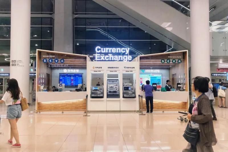 changer de l'argent aux guichets dans l'aéroport (EvaAir)