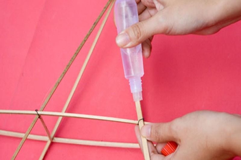 coller pour préparer la housse en tissu (source : xuonglongdenhoian)