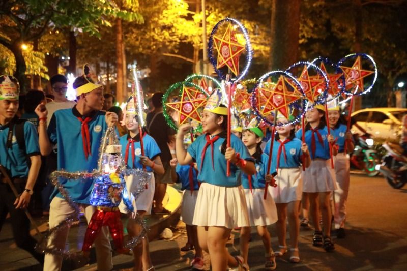 des enfants portant des lanternes la nuit de la fête de la mi-automne (source : tcdulichtphcm)