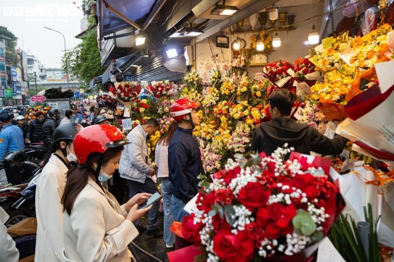 en attente d'acheter des fleurs le 20 octobre-vtcnews.vn