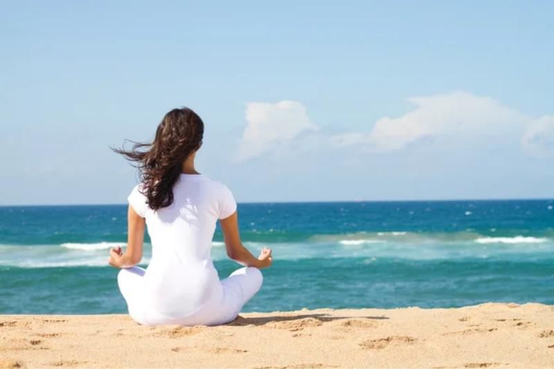 faire du yoga à la plage (source : Depositphotos)