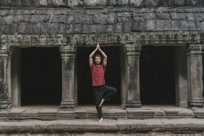 faire du yoga au lever du soleil à l'angkor wat
