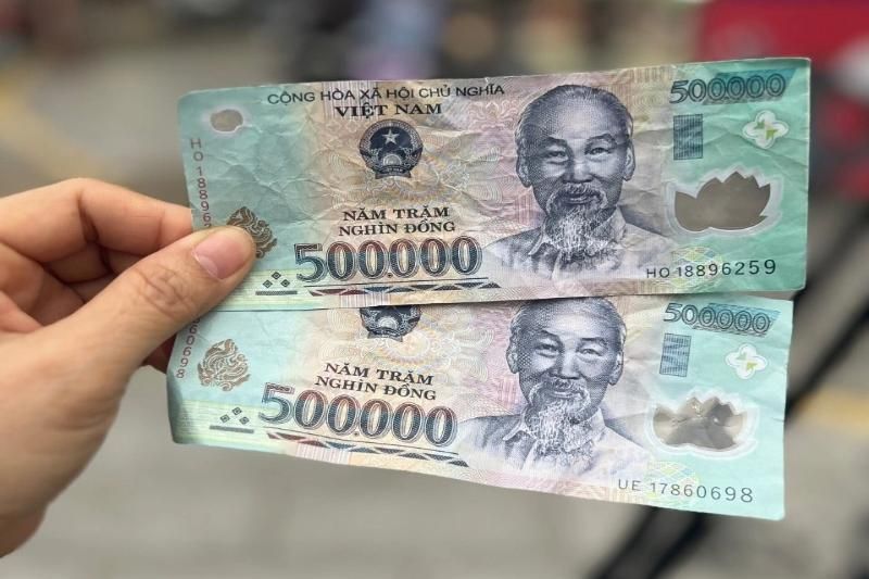 Ce sont faux billets. Un vrai billet en polymère est légèrement brillant, souple et difficile à froisser