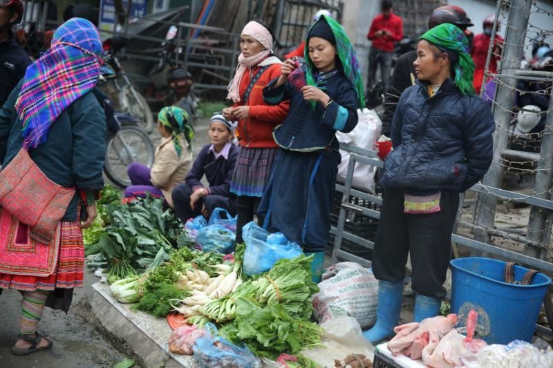 l'ambiance animée dans le marché local à hoang su phi (source : media.chinhphu)