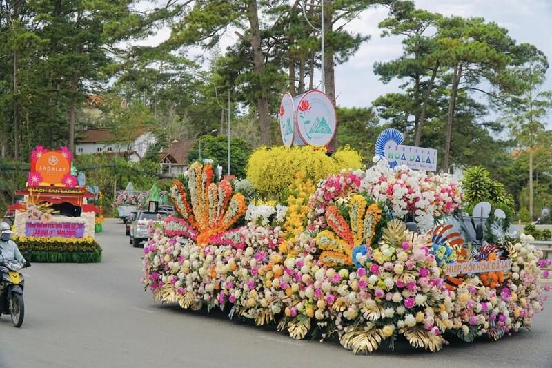 le défilé de chars fleuris lors du festival des fleurs de da lat. Source : mia.vn
