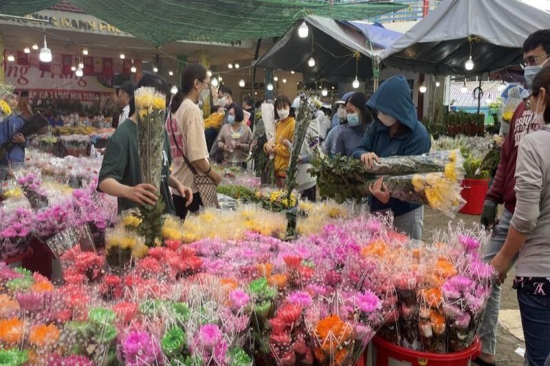 le marché aux fleurs ho thi ky animé à l’approche du tet. Source : vivuvietnam.org