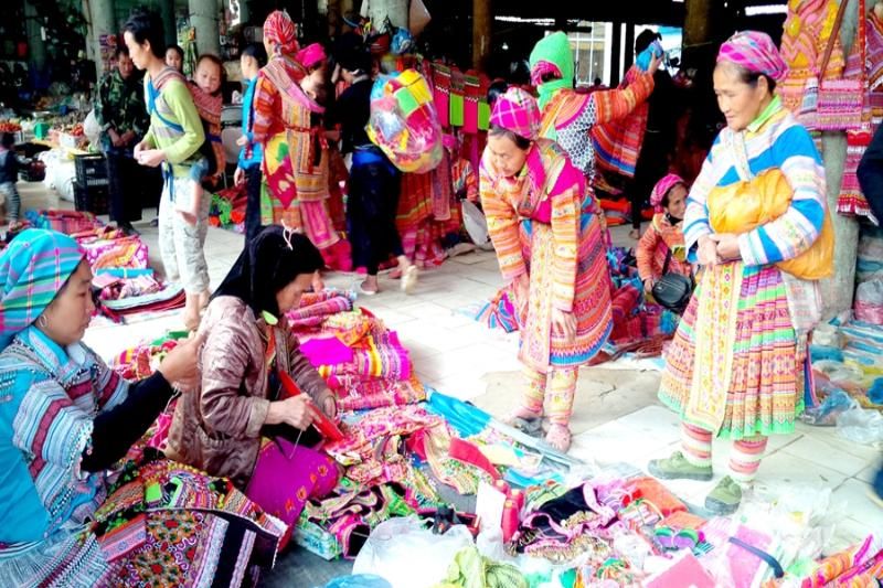des produits variés dans le marché local de Hoang Su Phi (source : le journal de Dan toc)