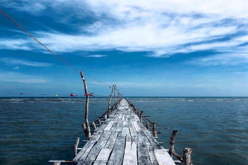 le ponton en bois spécial du village. Source : vinwonders.com