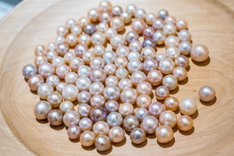 les perles naturelles présentent une brillance douce et irrégulière