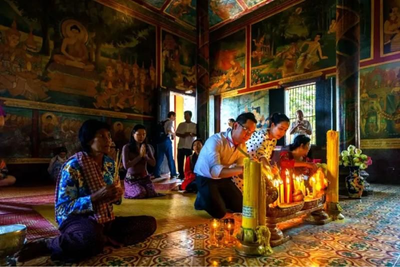 Prier au sanctuaire de Dame Penh