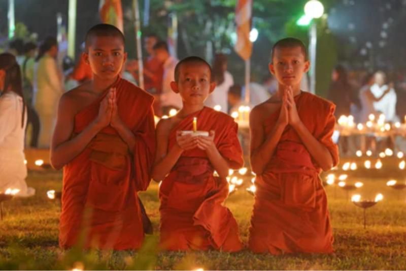 prier dans le Vesak (source : evaanmarket.vn)