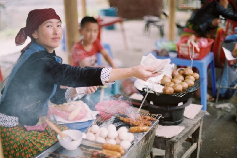 savourer des spécialités locales farwego.vn)