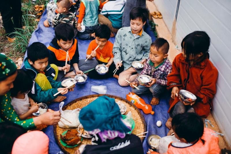 cuisinier des plats pour les enfants (source : Nhung buoc chan xanh)