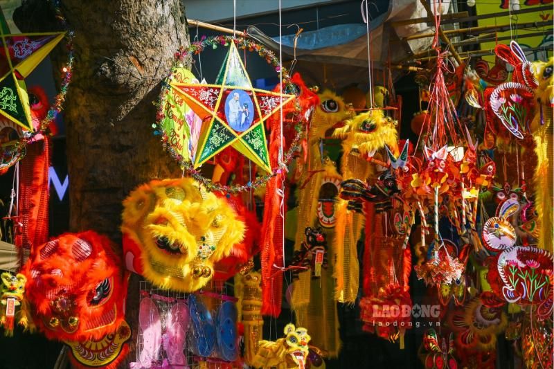 explosion de couleurs au cœur de la fête de la lune, rue Hang Ma (source : le journal de Lao Dong)