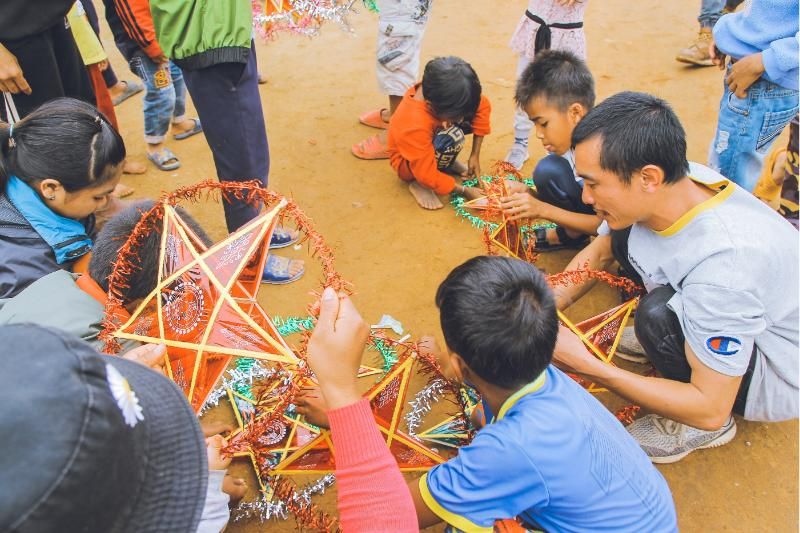 fabriquer des lanternes avec les enfants (source : le journal de Thanh nien)