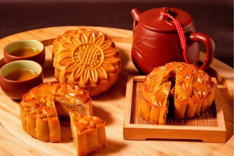 gouter les gâteaux de lune traditionels (source : VOV)