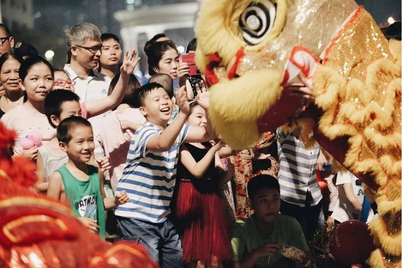 le défilé avec la fameuse danse du lion (source : le journal de Lao Dong)