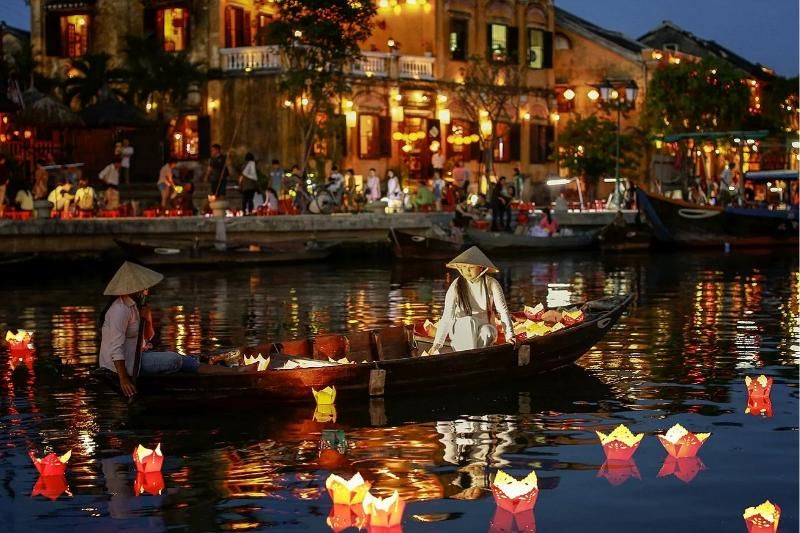 le lâcher de lanternes flottantes (source : vinwonders)