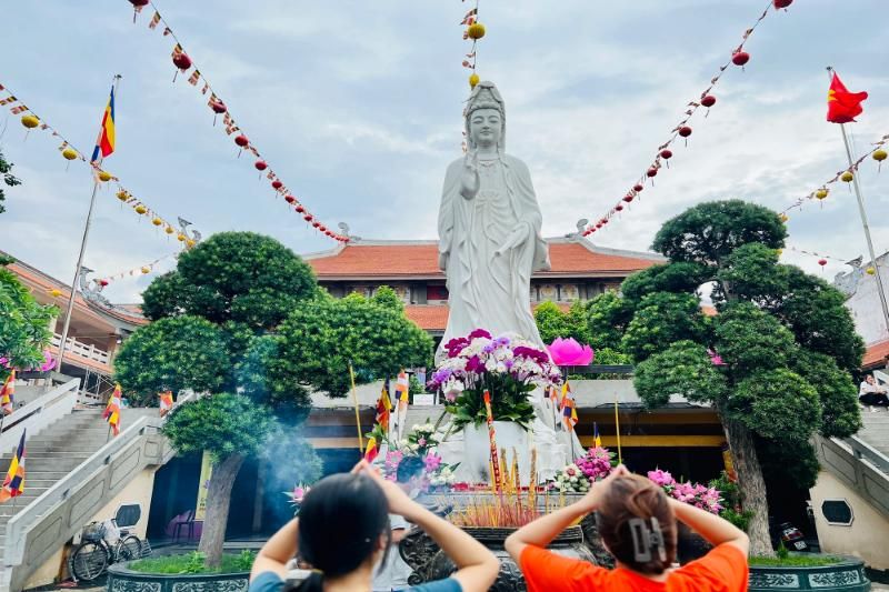 prier avant de bodhisattva à la pagode au vietnam