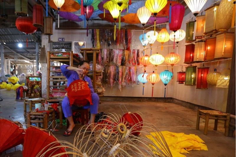 recouvrir la lanterne de soie (source : le journal de Lao Dong)