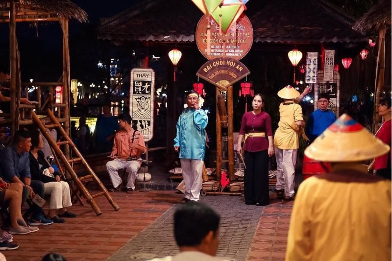 regarder l'art de bài chòi (source : The Center for Culture and Sports of Hoi An city