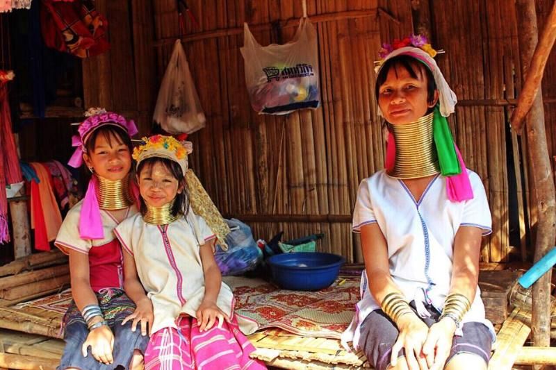 rencontre la communauté des karen à long cou lors de partir en thailande