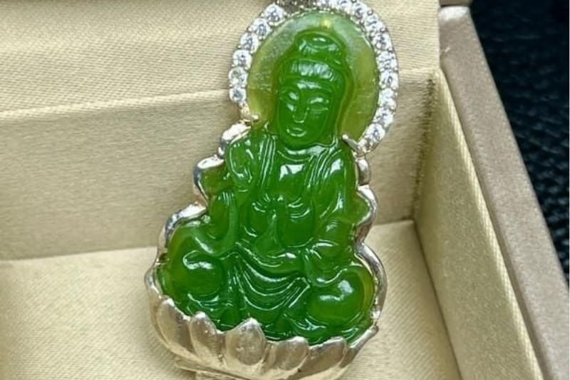 un pendentif en jade gravé de l’image du bouddha
