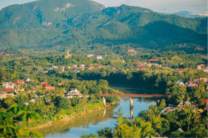 des collines verdoyantes à Luang Prabang (source : the third pole)