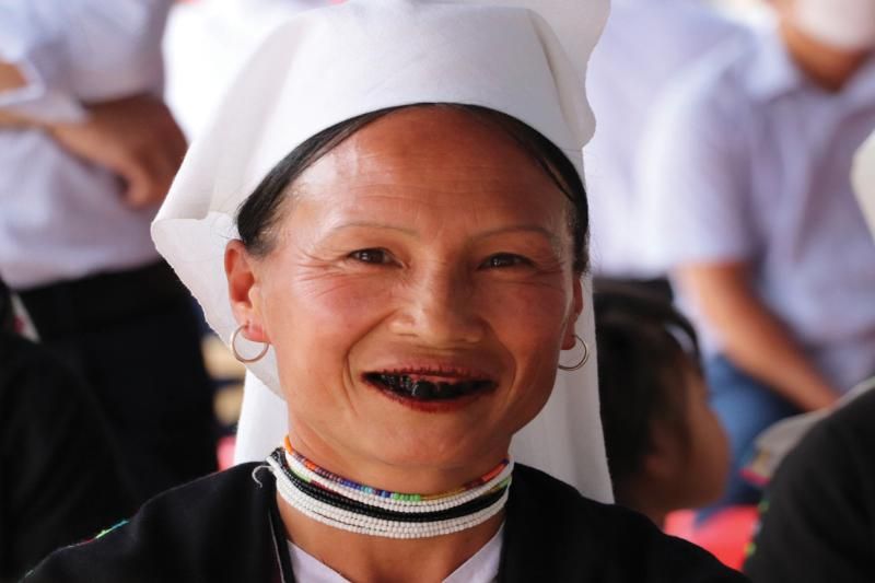 la beauté des dents lors de mâcher la chique de bétel depuis long temps