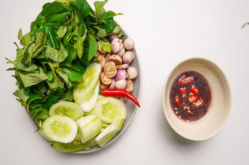 la pâte de crevette avec les légumes frais et aubergine thailandaise